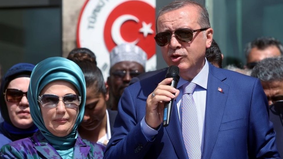 ترتدي أمينة، زوجة أردوغان الحجاب في كل المناسبات.