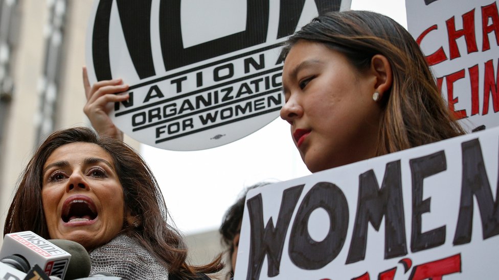 Un grupo de mujeres se manifestó el pasado 13 de octubre en Nueva York contra la fiscalía por no haber procesado a Harvey Weinstein en su momento. Concentración de mujeres en Nueva York