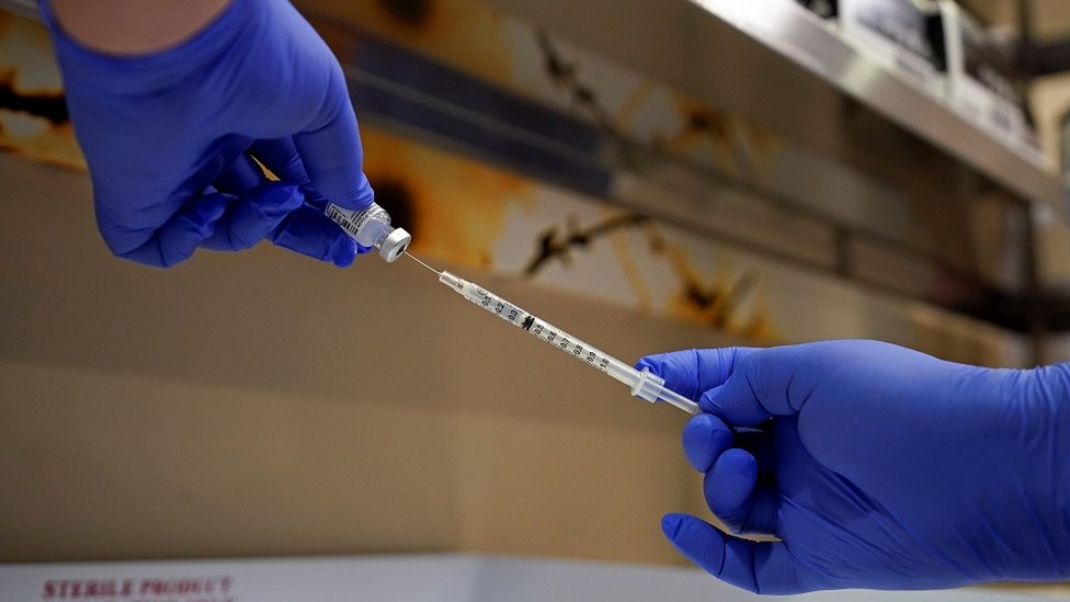 Farmacêutico enche seringa com vacina da Pfizer-BioNTech no Estado americano de Indianapolis