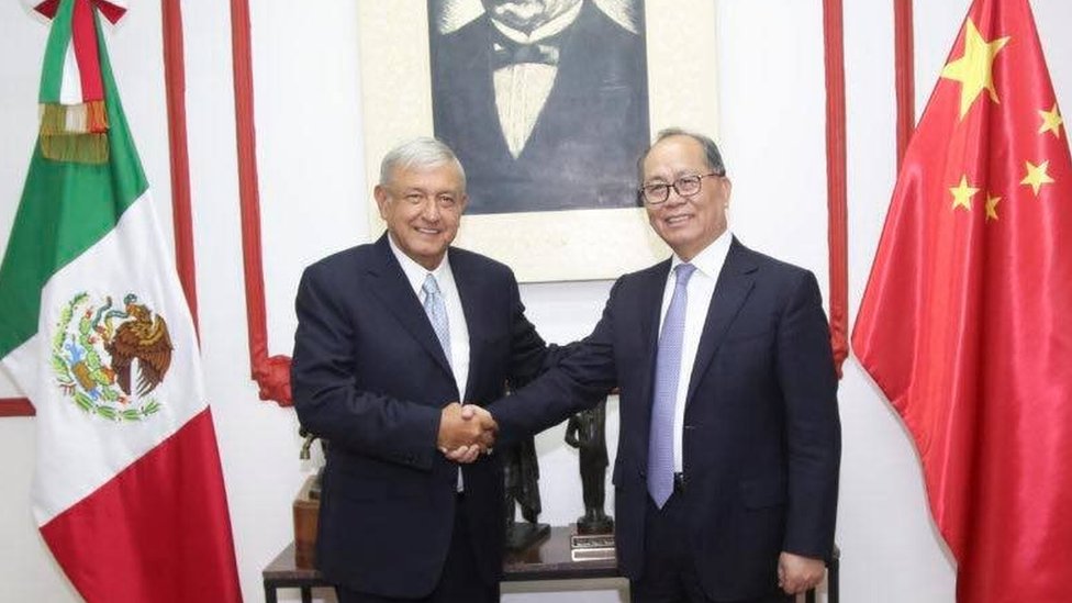 López Obrador y el embajador Qiu Xiaoqi