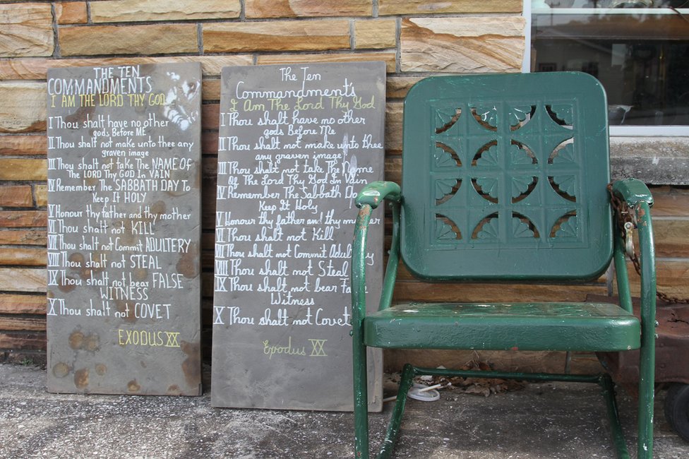 Piedras inscritas con citas bíblicas, apoyadas en las fachadas de edificios públicos, negocios y oficinas: una decoración omnipresente en las calles de Jamestown. Piedras inscritas con citas bíblicas