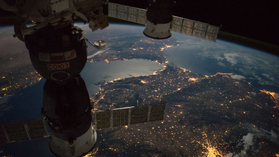 Vista de la Tierra en la noche desde la EEI.