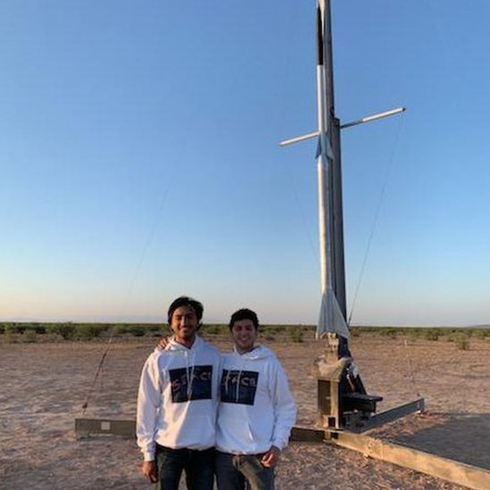 Студенты Джошуа Фархазад и Саад Мирза с ракетой, которую они помогли спроектировать и построить