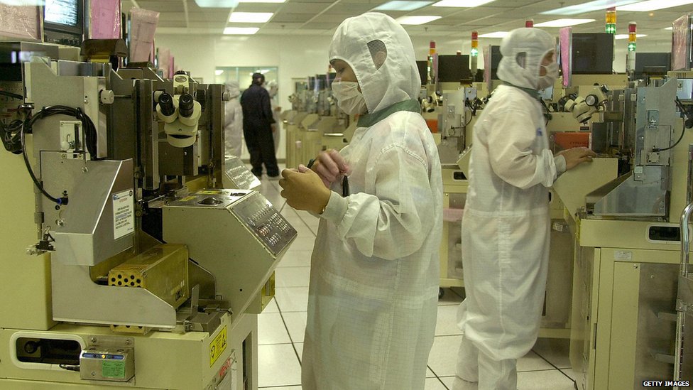 Рабочие местного подразделения Cypress Semiconductor контролируют автоматизированную линию сборки полупроводников в Лагуне, 6 ноября 2003 г., в Лагуне.