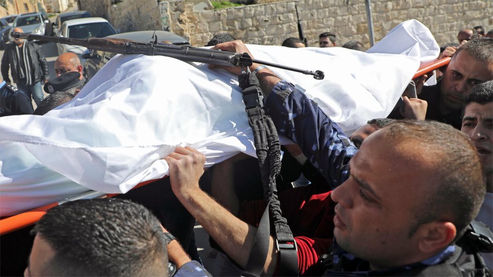 Палестинская полиция выносит тело офицера Тарека Бадвана из больницы в Дженине (6 февраля 2020 г.)