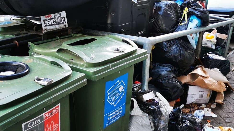 Мусор, загруженный мусорными баками в Сент-Полсе
