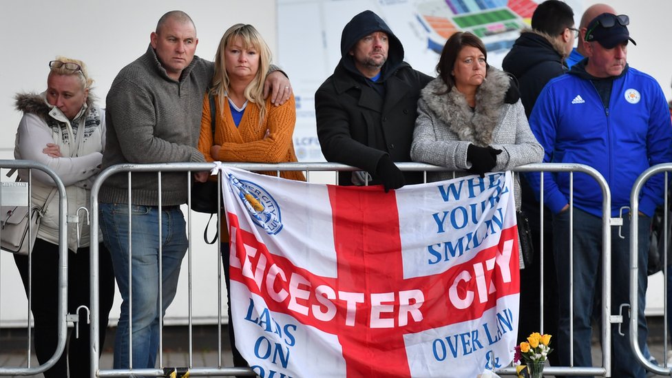 Seguidores del Leicester City, consternados por la muerte del propietario del club