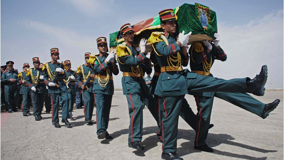 Афганский почетный караул несет гроб полицейского