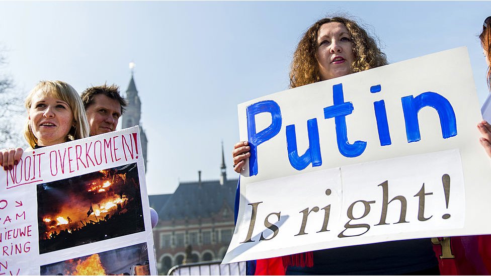 Prorrusos celebrando la anexión de Crimea en la ciudad de La Haya, en Países Bajos.