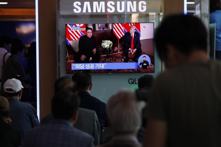 En Seúl, la capital de Corea del Sur, el diálogo generó grandes expectativas. Espectadores en Seúl miran un televisor