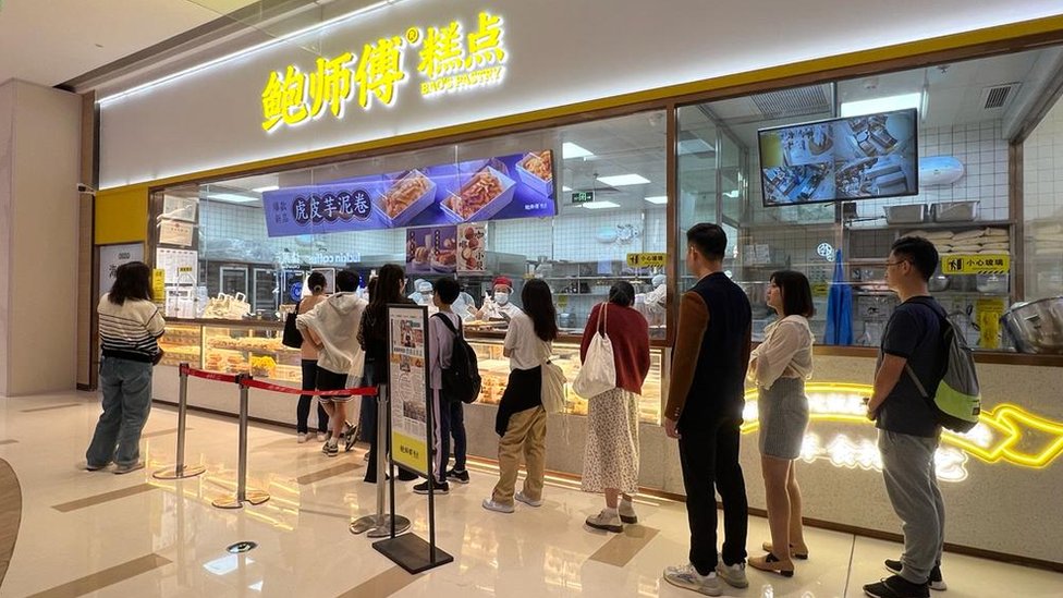 鮑師傳是近年風靡的「網紅品牌」，深圳的店門外排滿人龍。（受訪者Himmy提供）