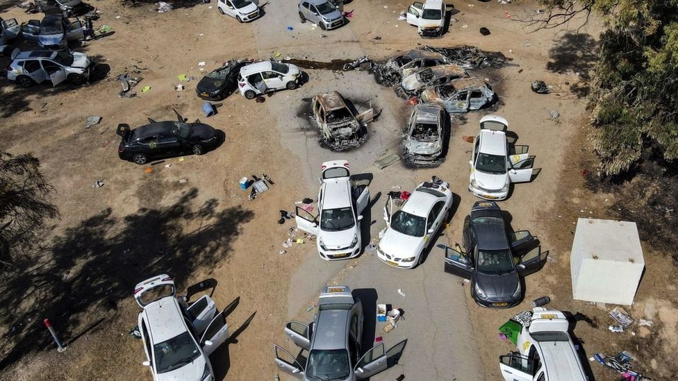 遭哈馬斯襲擊的音樂節附近被燒燬的汽車