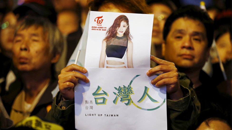 Сторонники Цай Инвэнь держат плакат с изображением Чжоу Цзыюй в ожидании результатов выборов (16 января 2016 г.)