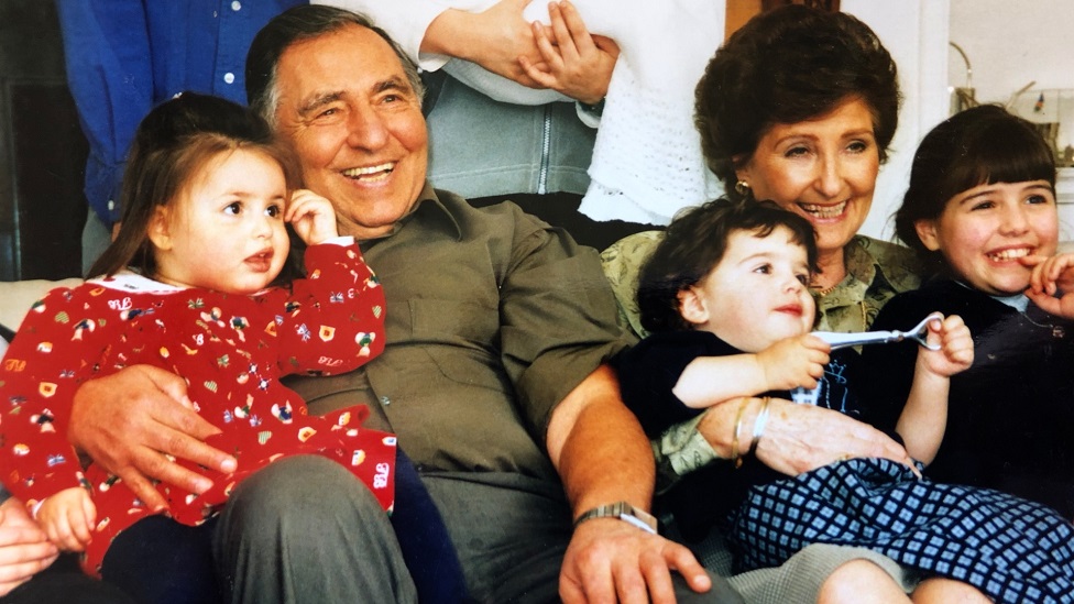 David Herman con sus nietos y esposa. Hannah aparece a la derecha.