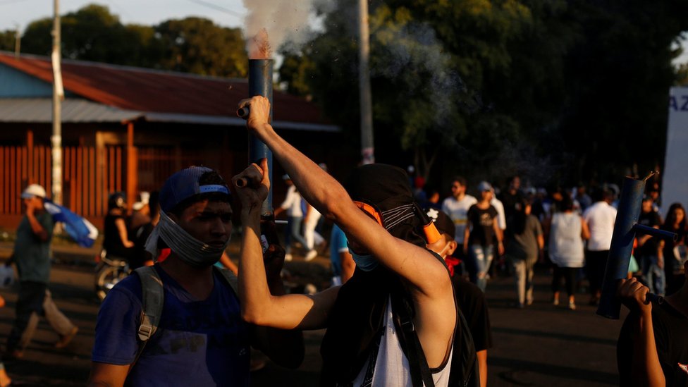 Демонстрант стреляет из самодельного оружия во время акции протеста против насилия со стороны полиции и правительства президента Никарагуа Даниэля Ортеги в Манагуа, 23 апреля 2018 г.