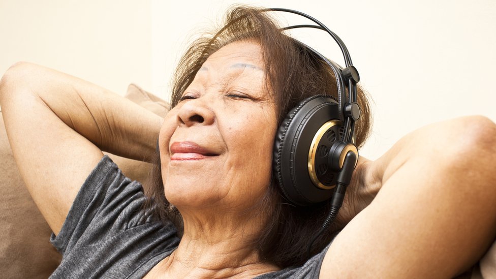 Una mujer se relaja escuchando música con audífonos
