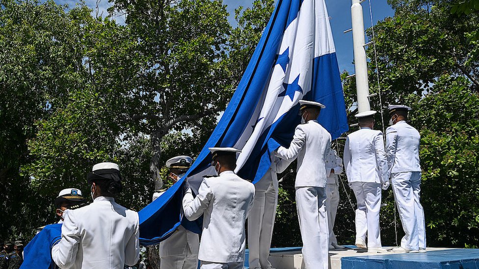 Marines hondureños alzan la bandera hondureña en Isla Conejo el pasado 1 de septiembre para conmemorar el Bicentenario de la Independencia.