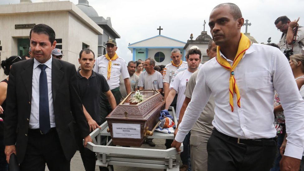 Familiares y amigos en el funeral de Samuel Melquíades Oliveira Silva, de 16 años, el jueves 14 de marzo de 2019.