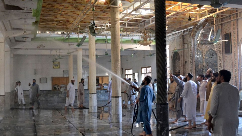После взрыва во вторник сотрудники семинарии обрушили религиозную школу водой из шланга