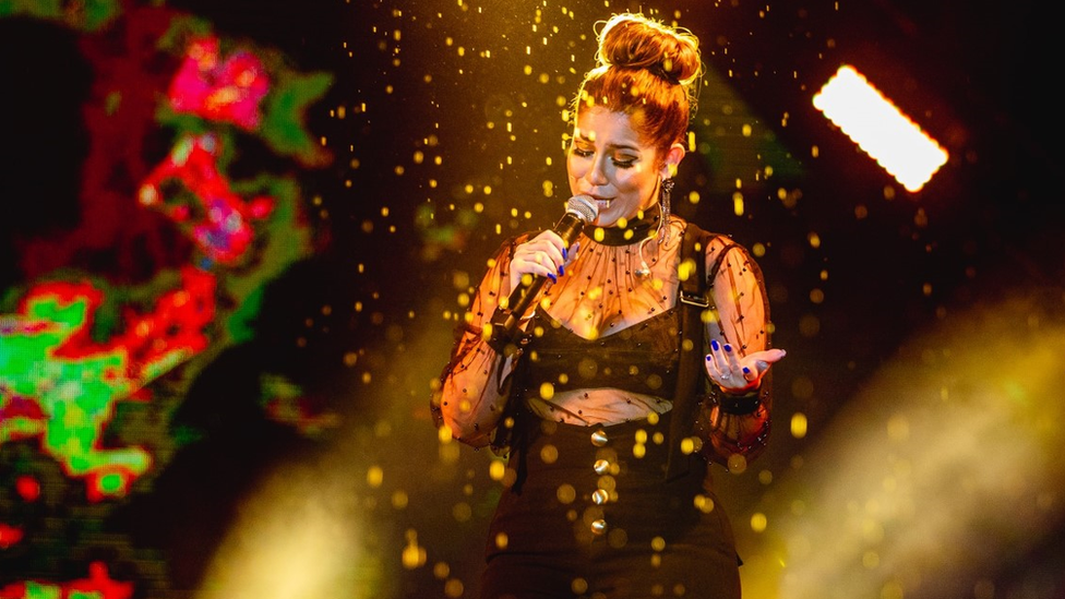 Marília Mendonça en un concierto