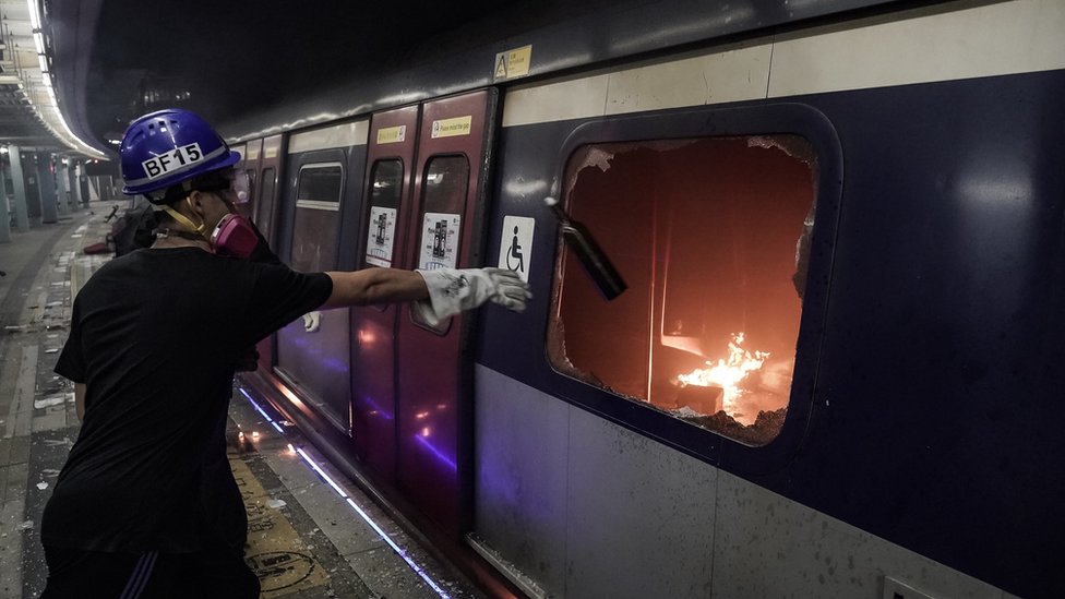 示威者投擲汽油彈進入地鐵車廂。