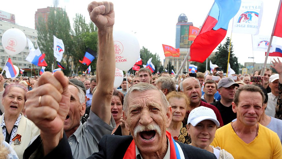manifestación de grupos independentistas prorrusos en Donestk en 2014.