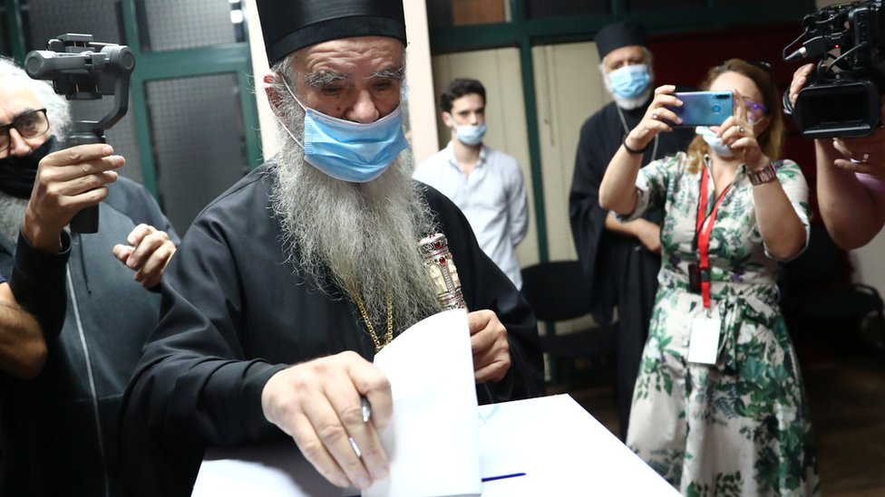 Митрополит Амфилохий, главный клирик Сербской Православной Церкви в Черногории, голосует