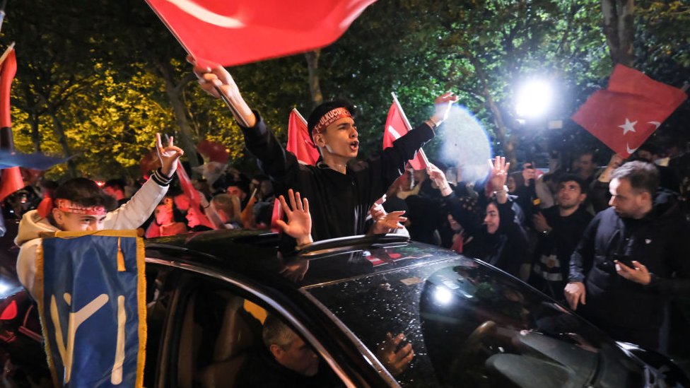 الاحتفالات المؤيدة لأردوغان استمرت طوال الليل في اسطنبول أكبر مدينة.