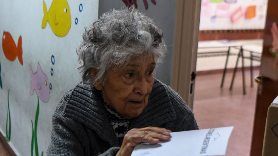 La reforma beneficia a los jubilados que hicieron aportes y cobran la mínima: cerca de US$400. Jubilada votando