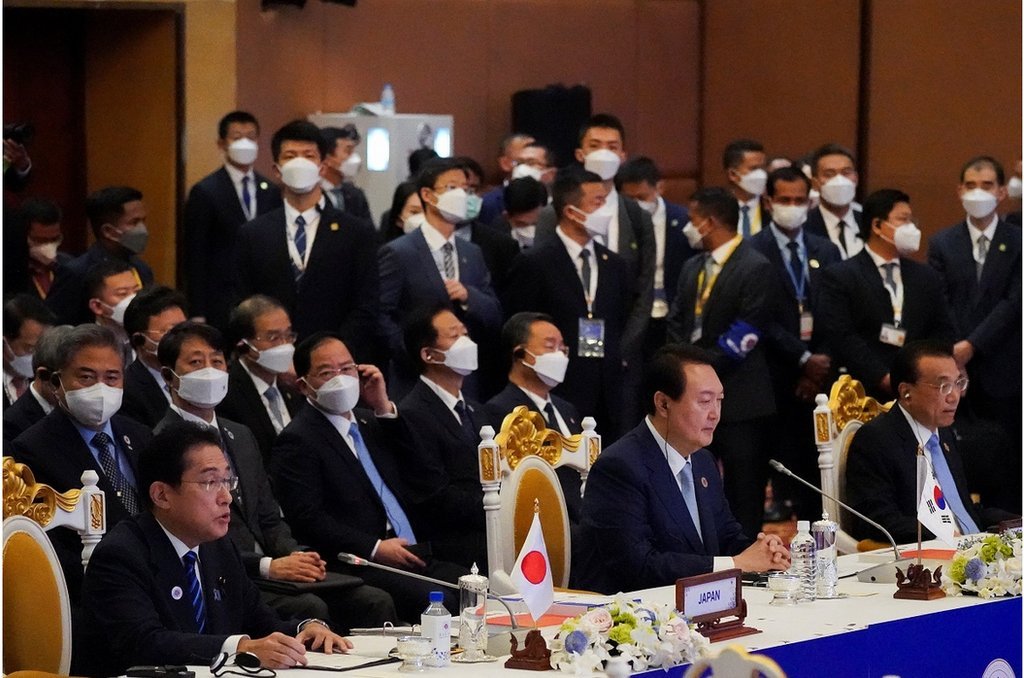 11月12日，在柬埔寨金邊舉行的東盟峰會期間，日本首相岸田文雄、韓國總統尹錫悅和中國國務院總理李克強出席了第 25 屆東盟加三（APT）峰會。