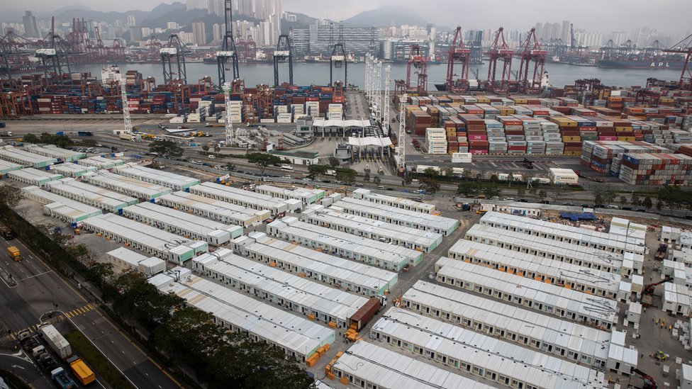 香港正在興建多個臨時隔離和治療設施，全部完成後可以收容大槪10萬人。