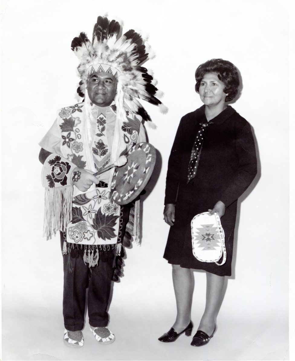 Mae Timbimboo Parry junto a su hermano Frank.