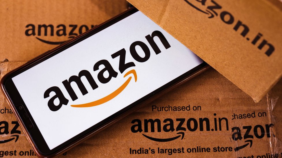 Amazon logosu ve Amazon paketleri