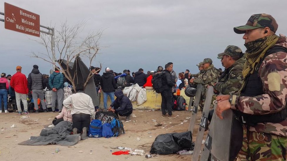 Fuerzas policiales de Perú bloquean el apso de los migrantes.