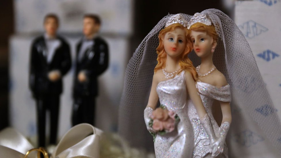 Figuritas que representan matrimonios igualitarios.