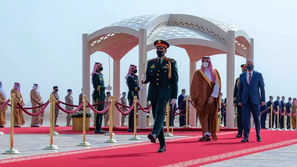 ولي العهد السعودي محمد بن سلمان لدى استقبال رئيس الوزراء العراقي مصطفى الكاظمي