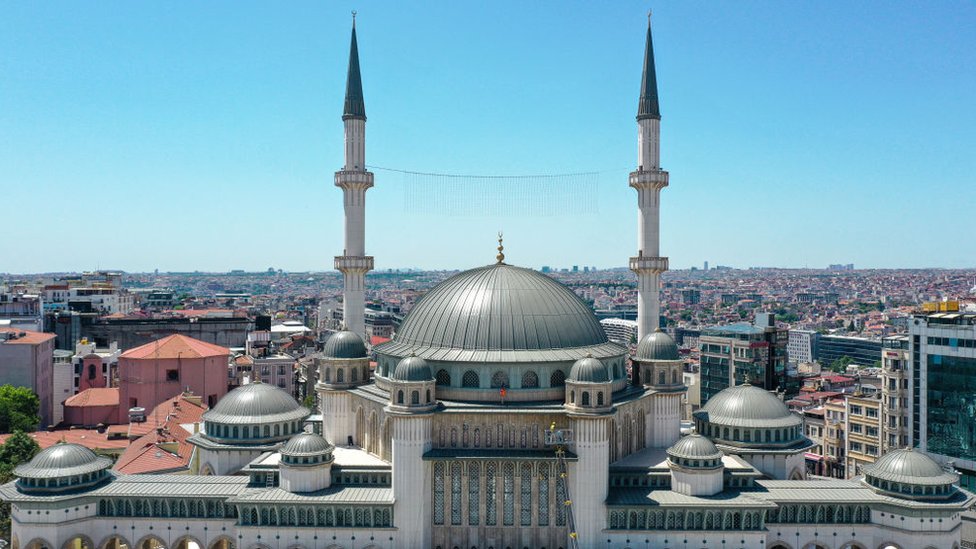 صورة للمسجد، الذي بدأت عملية البناء قبل 4 سنوات، في ساحة تقسيم في اسطنبول، تركيا في 25 مايو/أيار 2021