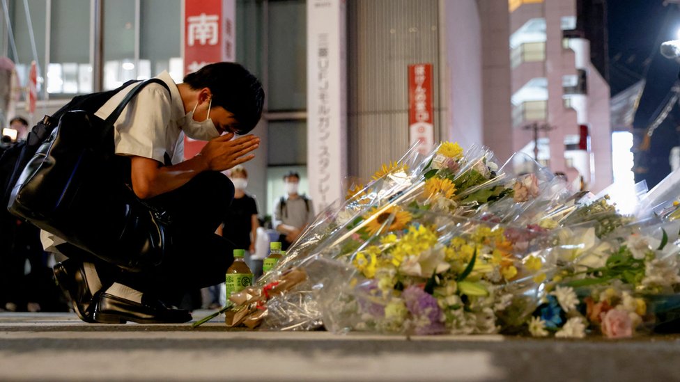 日本民眾在安倍晉三遇刺的地方獻花悼念。