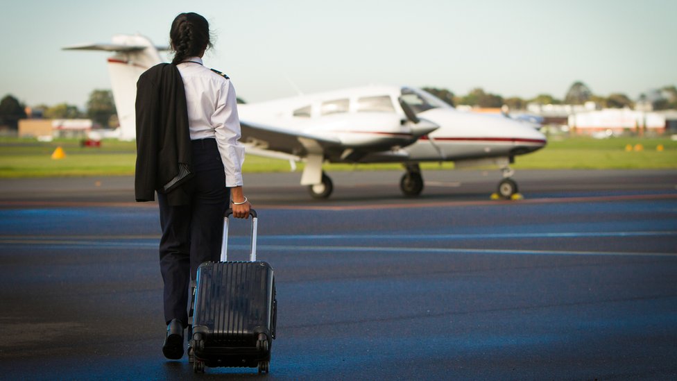 Los aviones sin piloto permitirían a las aerolíneas ahorrar mucho dinero. Aunque la seguridad sigue siendo un factor importante. Piloto de avión mujer camina hacia la nave.