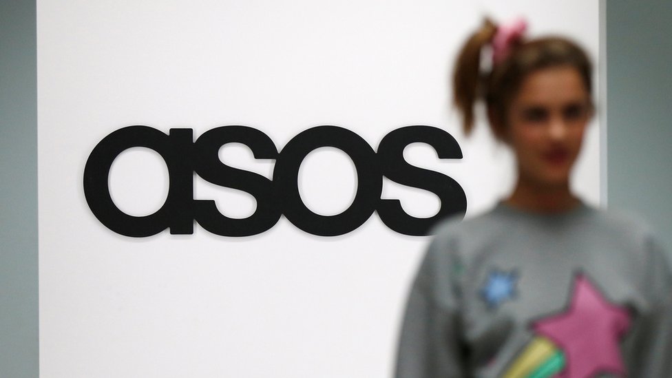 Модель идет по подиуму в штаб-квартире ASOS в Лондоне