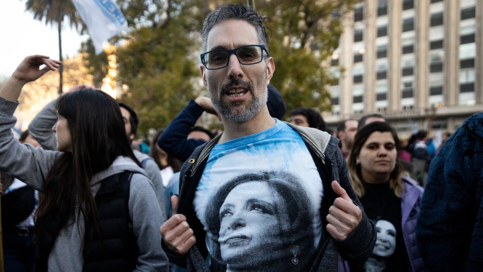 Apoiador de Cristina Kirshner exibe camiseta com rosto dela