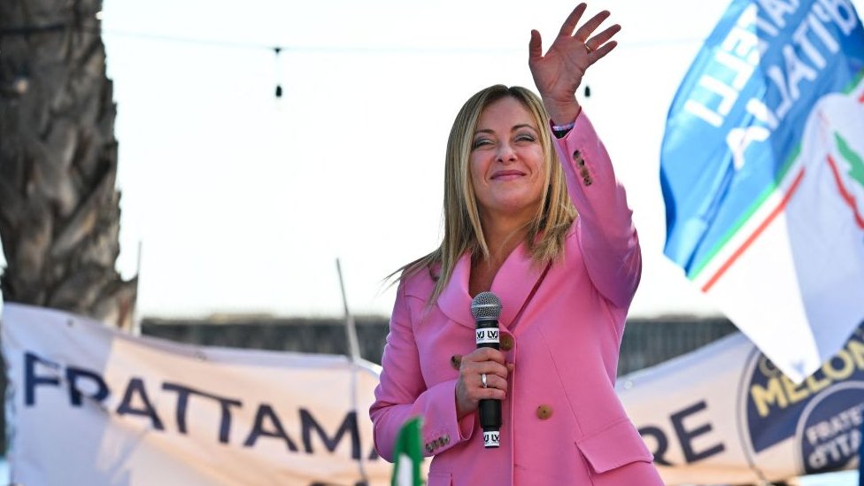 Giorgia Meloni saluta durante un intervento il 23 settembre 2022 all'Arenile di Bagnoli località balneare a Napoli