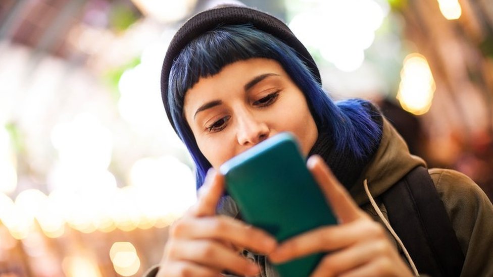 La llegada de los teléfonos, con sus mensajes abreviados, no está ayudando con el tema de la ortografía. Una joven escribiendo en su teléfono