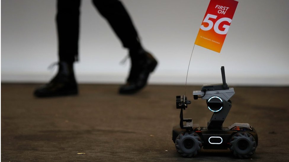 Robot llevando banderita 5G en conferencia en Zurich organizada por Huawei
