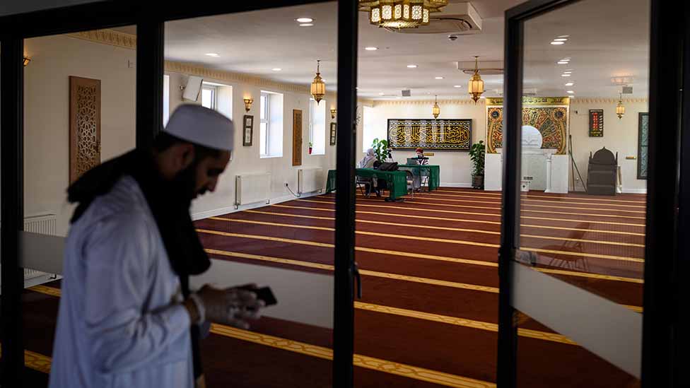 Внутри мечети в Бери во время Рамадана, апрель 2020 г.