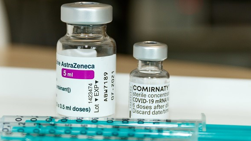 Ampolas das vacinas AZD1222 e Cominarty