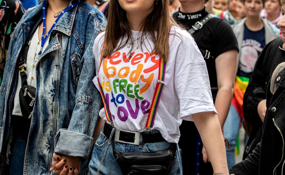 Женщина на гей-параде в Мюнхене носит футболку с надписью «Все свободны любить», 13 июля 2019 г.