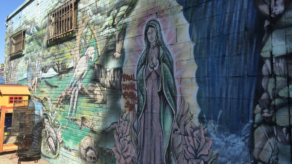 Los que tienen la ventaja de contar con una fachada amplia o una gran pared lateral pueden hacer murales más complejos, como es el caso de la tienda Jr. Pet Zone. (Foto: Beatriz Díez) Tienda de alimentos para mascotas en Los Ángeles (Foto: Beatriz Díez)