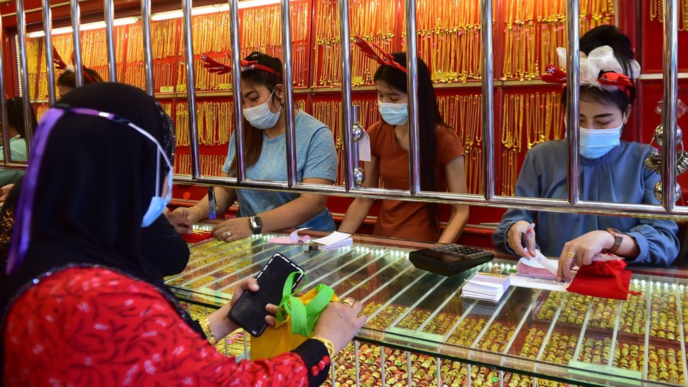 يرتدي الموظفون في متجر ذهب رباط شعر مع قرون الرنة كجزء من احتفالات عيد الميلاد في مقاطعة ناراثيوات جنوب تايلاند في 25 ديسمبر 2020.