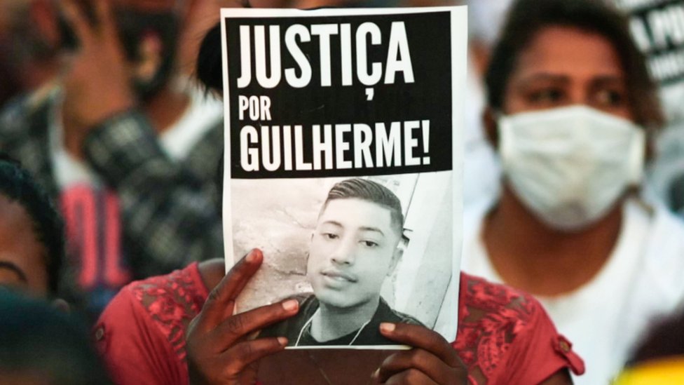 Manifestantes protestan por el asesinato de Guilherme Guedes.